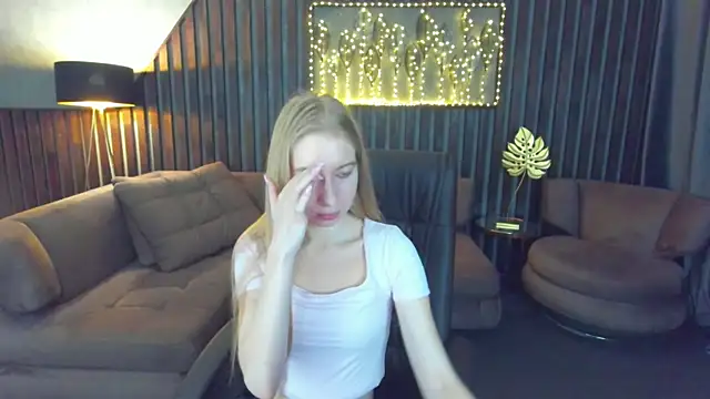 Snapshot of Alina_Blonde chatting on May 24, 2026, 5:34 am Alina Blonde online show from May 24, 2026, 5:34 am