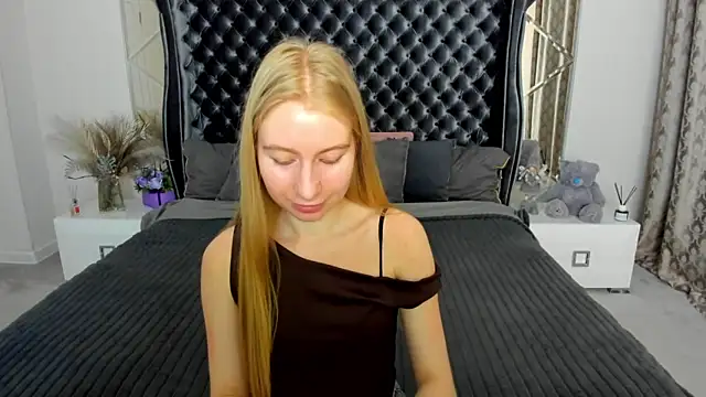 Snapshot of Alina_Blonde chatting on May 28, 2026, 11:40 am Alina Blonde online show from May 28, 2026, 11:40 am