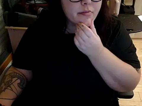 Snapshot of Eli_BBW chatting on November 4, 2025, 12:43 am Eli BBW online show from November 4, 2025, 12:43 am