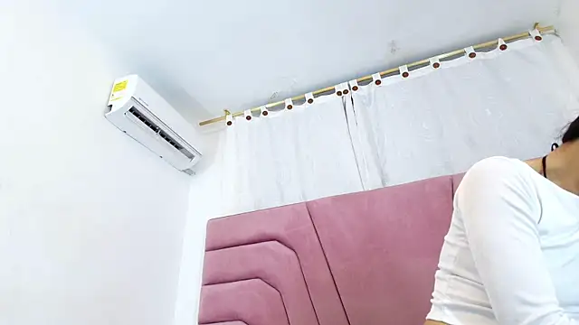 miajhonsonx online show from March 31, 2026, 8:53 pm