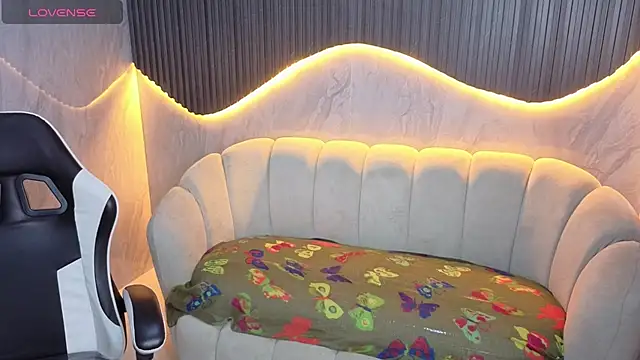 Snapshot of Maia_Tx chatting on October 6, 2025, 1:19 pm Maia Tx online show from October 6, 2025, 1:19 pm