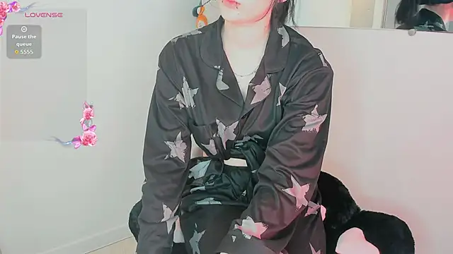 Molllysdays online show from November 5, 2025, 6:30 pm