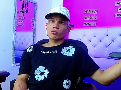 Snapshot of EL_VENEZOLANO_22CM chatting on October 11, 2025, 4:44 am EL VENEZOLANO 22CM online show from October 11, 2025, 4:44 am