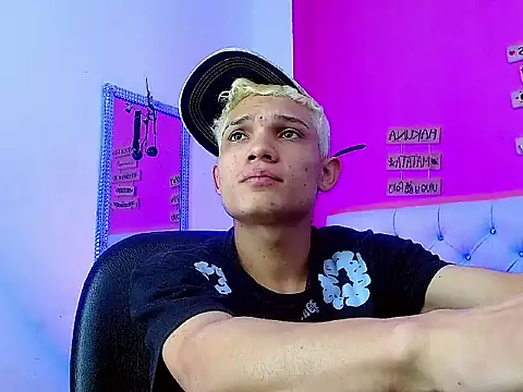 Snapshot of EL_VENEZOLANO_22CM chatting on October 12, 2025, 3:49 am EL VENEZOLANO 22CM online show from October 12, 2025, 3:49 am