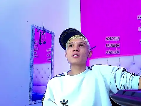 Snapshot of EL_VENEZOLANO_22CM chatting on October 18, 2025, 4:37 am EL VENEZOLANO 22CM online show from October 18, 2025, 4:37 am