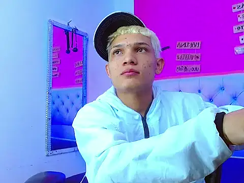 Snapshot of EL_VENEZOLANO_22CM chatting on October 21, 2025, 4:13 am EL VENEZOLANO 22CM online show from October 21, 2025, 4:13 am