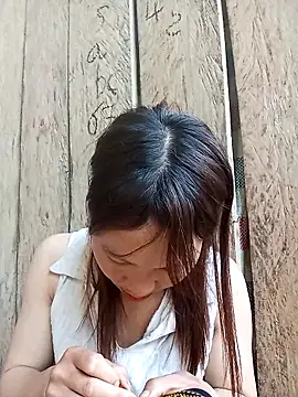 Snapshot of bonnie-00 chatting on April 8, 2026, 2:44 am bonnie-00 online show from April 8, 2026, 2:44 am