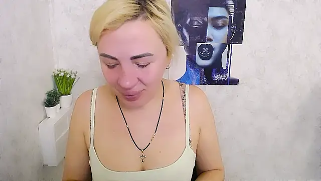 EmmaCat  online show from February 3, 2026, 6:40 am