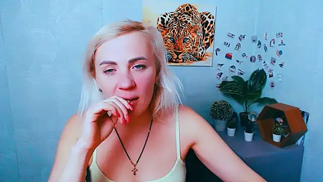 EmmaCat  online show from February 10, 2026, 6:23 pm