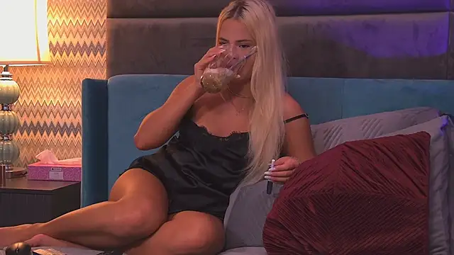 Snapshot of YssabelFox chatting on September 23, 2025, 3:42 am YssabelFox online show from September 23, 2025, 3:42 am