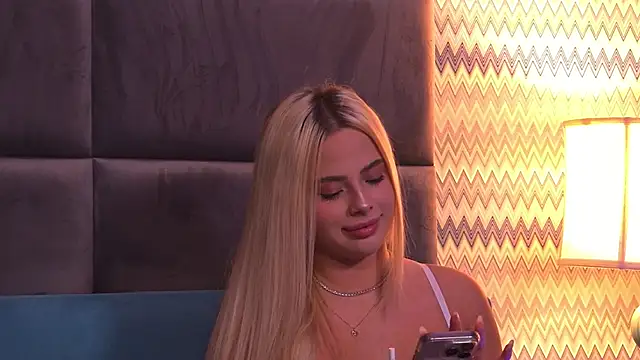 Snapshot of YssabelFox chatting on October 6, 2025, 3:15 am YssabelFox online show from October 6, 2025, 3:15 am