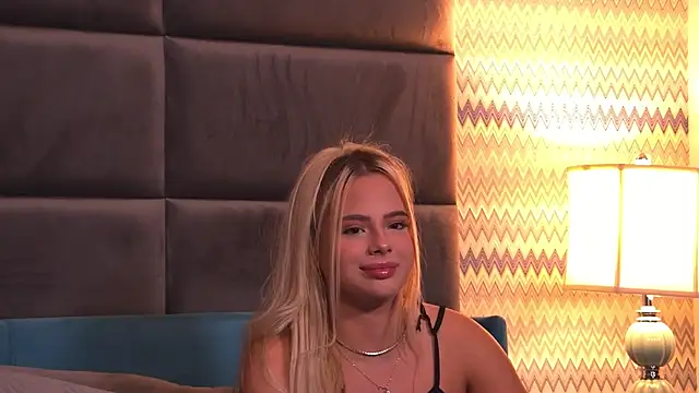 Snapshot of YssabelFox chatting on October 7, 2025, 3:25 am YssabelFox online show from October 7, 2025, 3:25 am