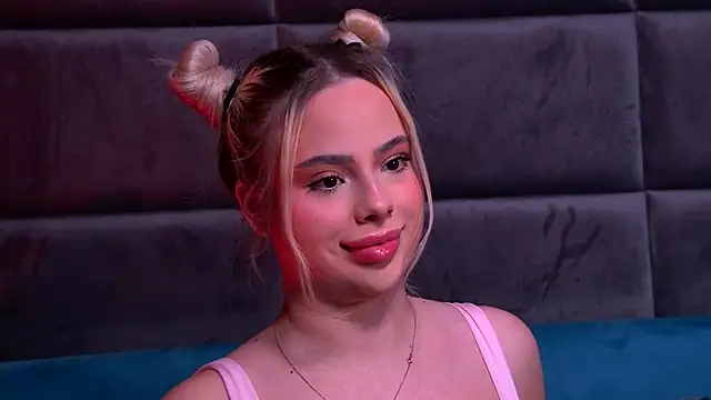 Snapshot of YssabelFox chatting on December 4, 2025, 2:15 pm YssabelFox online show from December 4, 2025, 2:15 pm