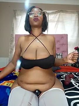 Snapshot of YummyChocTits chatting on October 17, 2025, 8:28 am YummyChocTits online show from October 17, 2025, 8:28 am