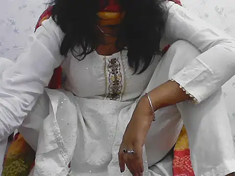 short girl  online show from April 5, 2026, 11:35 pm