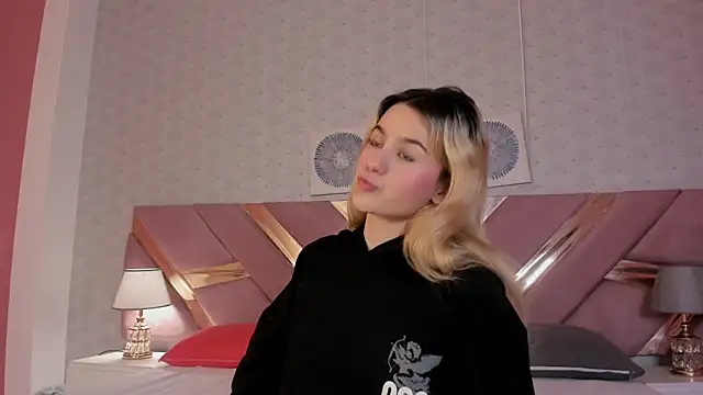 ChloeLaurentt online show from December 3, 2025, 12:58 pm