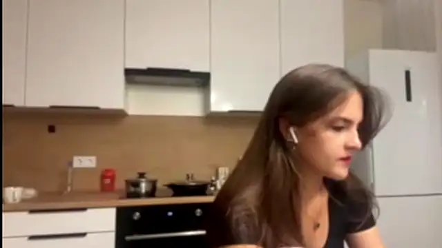 Snapshot of FavorLeila chatting on October 2, 2025, 3:30 pm FavorLeila online show from October 2, 2025, 3:30 pm