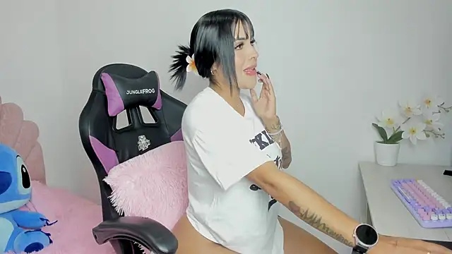 evelynrojas online show from November 25, 2025, 12:32 am