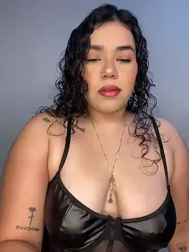 krisstenSantos online show from November 5, 2025, 12:27 pm