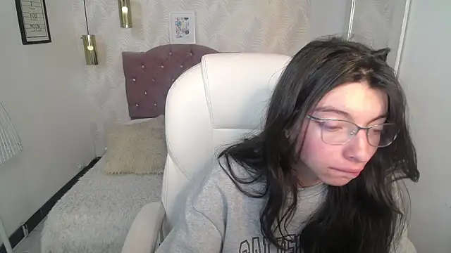 alllyson  online show from December 19, 2025, 7:54 pm