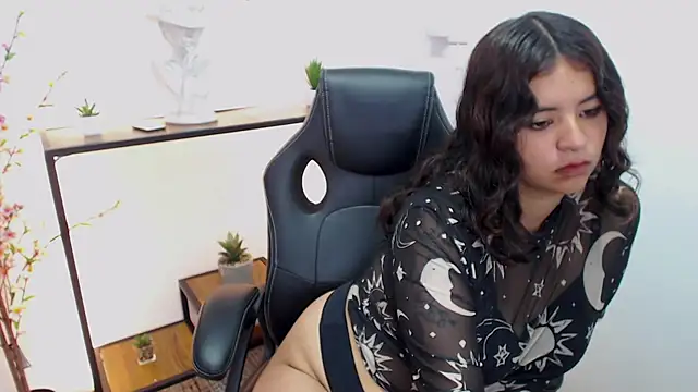 SweetVenuss  online show from October 22, 2025, 11:54 am
