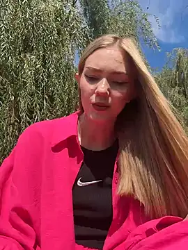 MilaMoone online show from September 18, 2025, 7:32 am