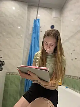 MilaMoone online show from April 13, 2026, 7:08 pm