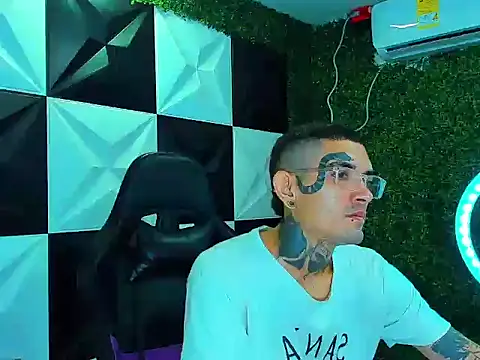 boy tatto777 online show from September 18, 2025, 1:24 pm