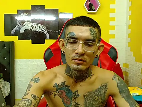 boy tatto777 online show from September 19, 2025, 1:12 pm