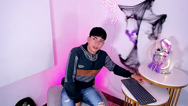 Snapshot of Peter_chase chatting on October 22, 2025, 7:46 pm Peter chase online show from October 22, 2025, 7:46 pm