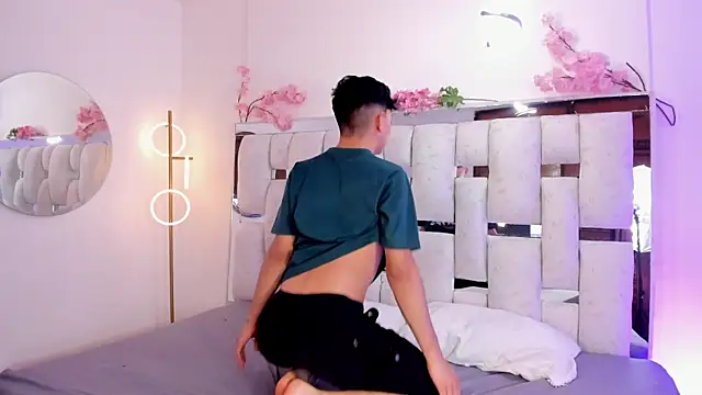 Snapshot of Peter_chase chatting on April 13, 2026, 12:27 am Peter chase online show from April 13, 2026, 12:27 am