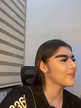 SofiaFontaiine online show from November 20, 2025, 4:12 am