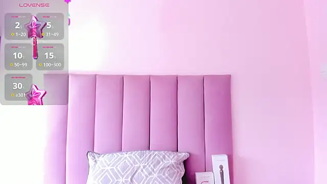 HoollyHendrix online show from September 26, 2025, 7:40 pm