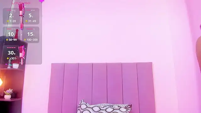 HoollyHendrix online show from September 30, 2025, 8:03 pm