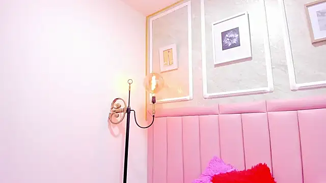 HoollyHendrix online show from December 4, 2025, 8:28 pm