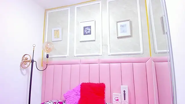 HoollyHendrix online show from December 5, 2025, 8:38 pm