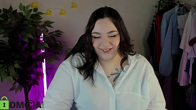 Snapshot of Mia_R0ss chatting on February 4, 2026, 11:42 pm Mia R0ss online show from February 4, 2026, 11:42 pm