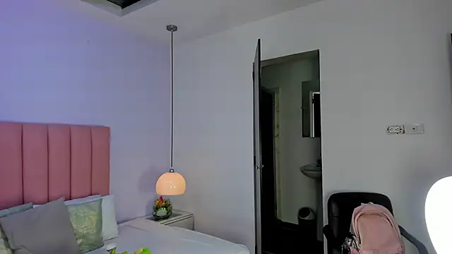 Amy Ferreira online show from November 10, 2025, 2:54 am