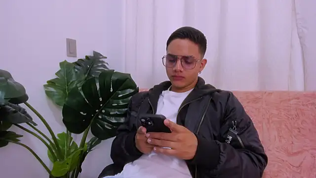 Snapshot of axel_vega chatting on September 29, 2025, 7:19 pm axel vega online show from September 29, 2025, 7:19 pm