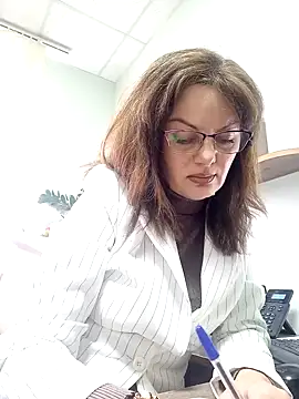 ValeriaLove43211 online show from November 12, 2025, 12:16 pm