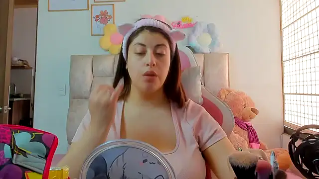 queenalexxa111 online show from December 19, 2025, 5:09 pm