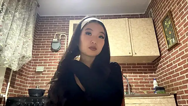 Snapshot of EmmaLeexth chatting on November 11, 2025, 2:28 pm EmmaLeexth online show from November 11, 2025, 2:28 pm