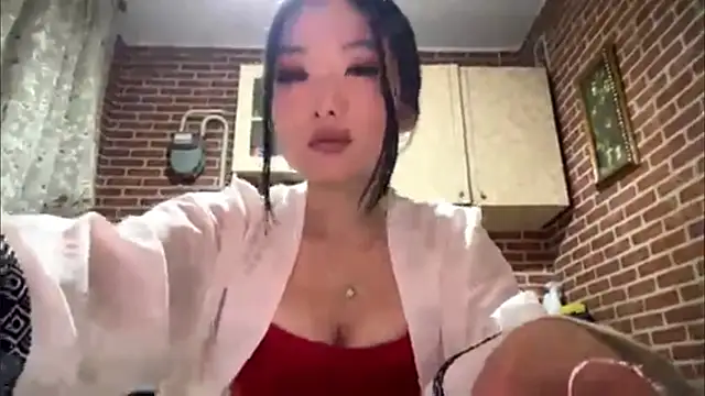 EmmaLeexth online show from April 5, 2026, 2:03 pm