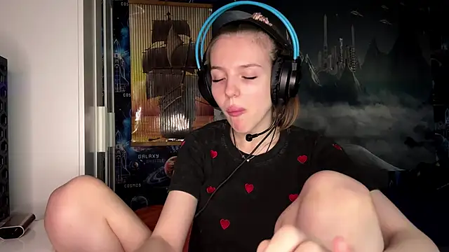 Elira Breeze online show from November 4, 2025, 12:15 pm