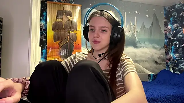 Elira Breeze online show from December 5, 2025, 2:58 pm