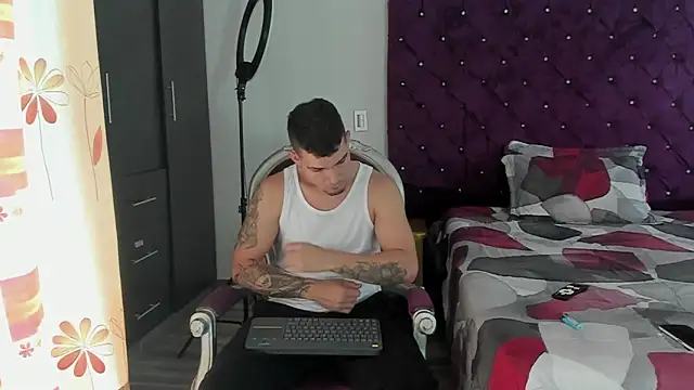 Snapshot of BooyHott_ chatting on October 10, 2025, 7:24 pm BooyHott online show from October 10, 2025, 7:24 pm