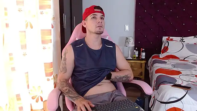 Snapshot of BooyHott_ chatting on October 26, 2025, 6:25 pm BooyHott online show from October 26, 2025, 6:25 pm