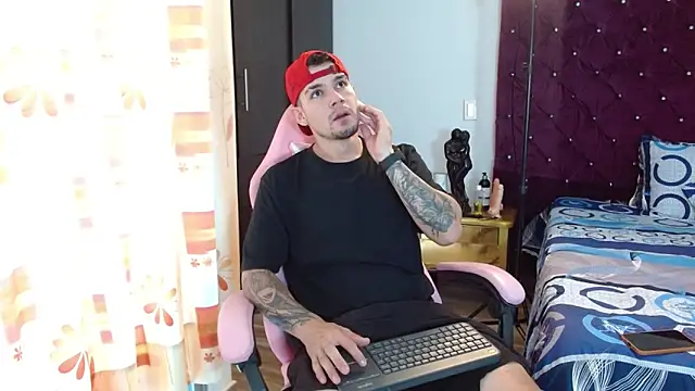 Snapshot of BooyHott_ chatting on November 7, 2025, 6:52 pm BooyHott online show from November 7, 2025, 6:52 pm