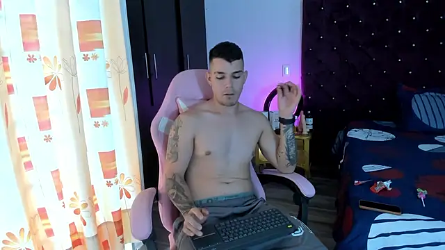 Snapshot of BooyHott_ chatting on November 23, 2025, 7:13 pm BooyHott online show from November 23, 2025, 7:13 pm