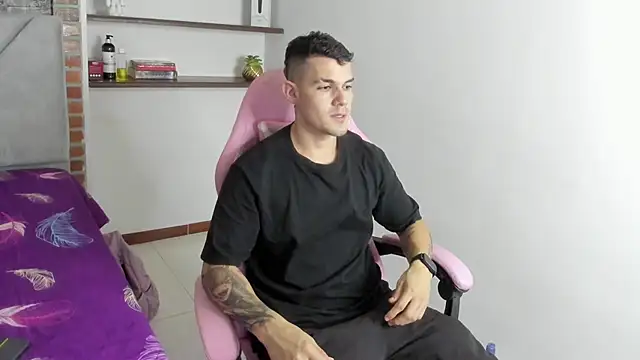 Snapshot of BooyHott_ chatting on December 5, 2025, 7:54 pm BooyHott online show from December 5, 2025, 7:54 pm